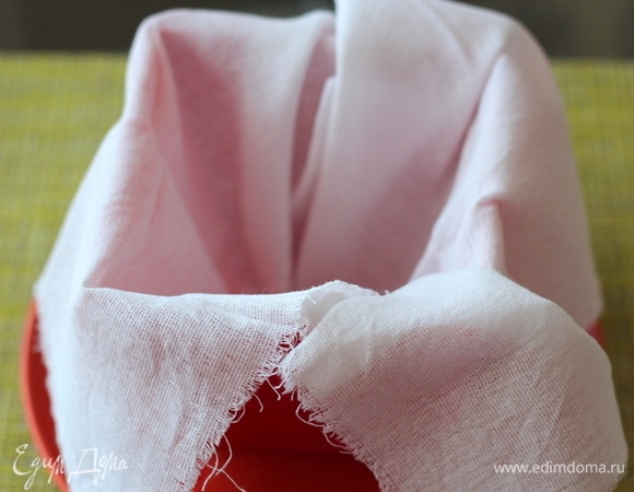 Сначала подготовим пасочницу. Форму соберем, перевернем на плоскую тарелку, застелим марлей в два слоя или достаточно пористым куском х/б ткани. Постарайтесь хорошо распределить ткань, чтобы складки были в углах формы, так как они могут испортить весь рисунок на готовой пасхе.