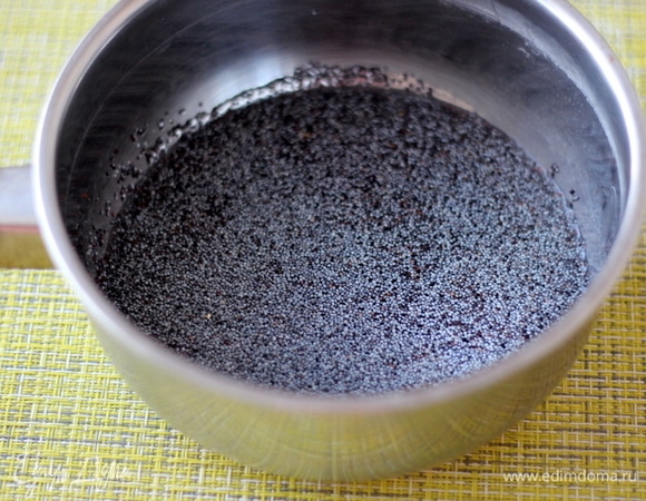В это время сделаем маковую начинку. Помещаем в сотейник мак, сахар, воду. Ставим на средний огонь и, помешивая, варим до почти полного испарения жидкости, это занимает примерно 4–5 минут.