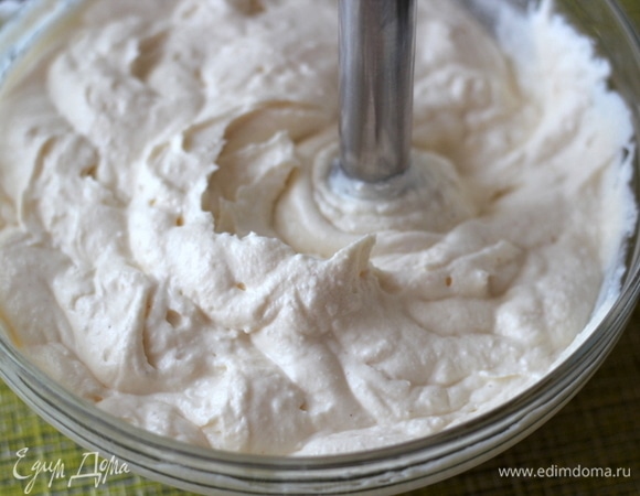 К заварному крему добавляем творог, сливочное масло, ванилин по вкусу и хорошо пробиваем блендером.