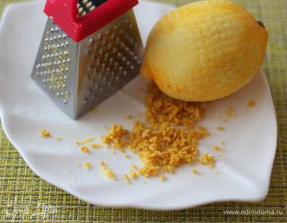 С лимона с помощью терки снимаем цедру.