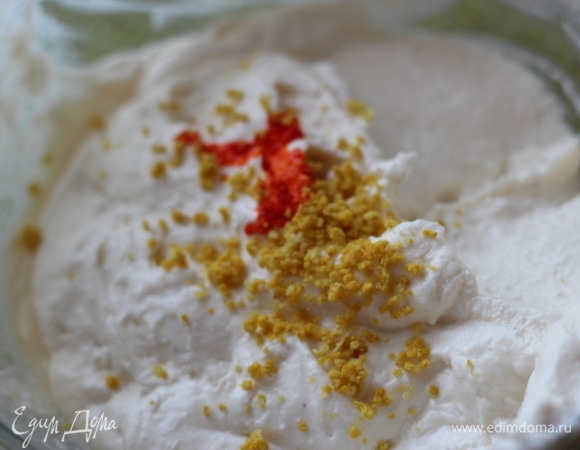 Делим творожную массу на две части (примерно 1/3 и 2/3). В большую часть добавляем цедру лимона и пищевой желтый краситель. Я спокойно отношусь к красителям. Но если вы не используете промышленные красители, можете добавить 1/2 ч. л. куркумы, не больше! Ибо в большем количестве куркума даст привкус, при окрашивании куркумой цвет получится бледно-желтый.