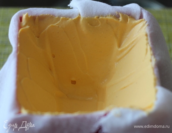 В пасочницу выкладываем желтую массу, распределяем по стенкам, делая как бы стаканчик. Немного массы оставляем для донышка.