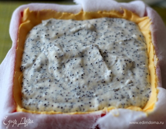 Заполняем маковой массой. Разравниваем.