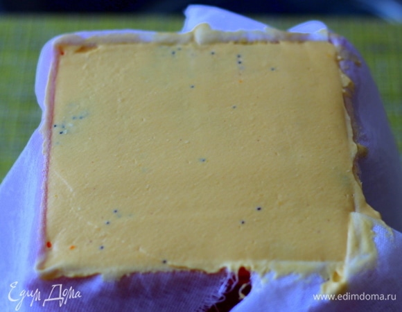 Сверху закрываем желтой массой и хорошо выравниваем, очень удобно это делать широким мокрым ножом. Закрываем донышко свисающими частями нашей ткани.