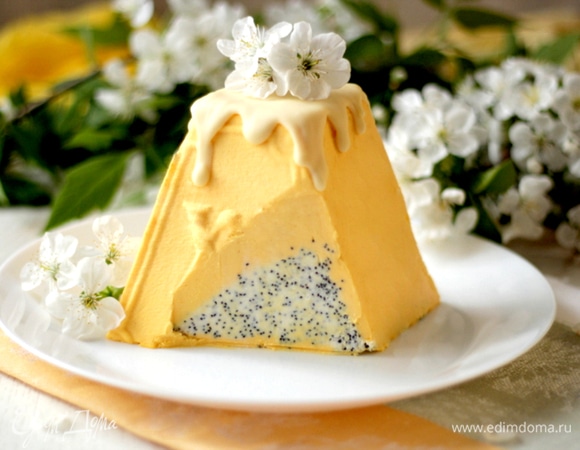 По истечении времени достаем пасочницу, аккуратно переворачиваем, не снимая форму, затем так же аккуратно разбираем форму и снимаем марлю. Если где-то вышли огрехи от марли или неаккуратно потянули при снятии, можно подправить пасху мокрым ножом. Сверху полить растопленным белым шоколадом или глазурью. Все! Наша ароматная пасочка готова и ждет праздника! Берегите себя и своих близких и будьте здоровы!