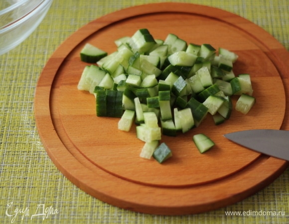 В это время нарезаем кубиками огурцы. Если огурец большой, можно взять 1 штуку.