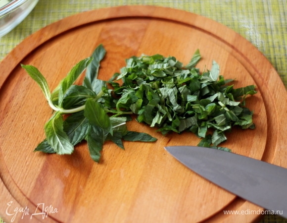 Измельчаем свежую мяту (сушеная не подойдет).