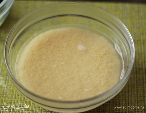 Кускус заливаем кипятком и оставляем на 5 минут.