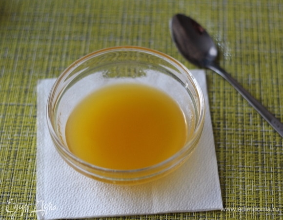 Делаем заправку. Просто смешиваем оливковое масло, соль, сок лимона (цедру предварительно снять, она нам понадобится) и мед. С кускуса сливаем лишнюю жидкость и теплым перемешиваем его с заправкой, даем постоять минут 5. Здесь можно попробовать и добавить соль, лимонный сок по вашему вкусу.