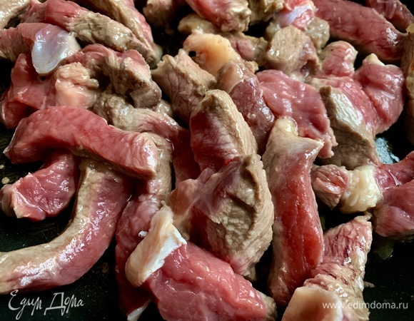 Мясо нарезать. Зубчиком чеснока смазать сковороду, сливочное масло — на сковороду. Обжарить мясо пару минут, добавить горчицу, накрыть крышкой — пусть пустит сок.