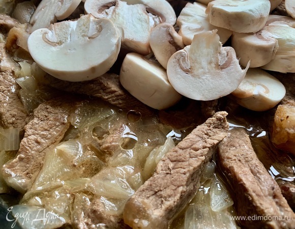 Нарезать порей, репчатый лук, тушить минут 20 на тихом огне. Далее — шампиньоны, соль, лавровый лист.