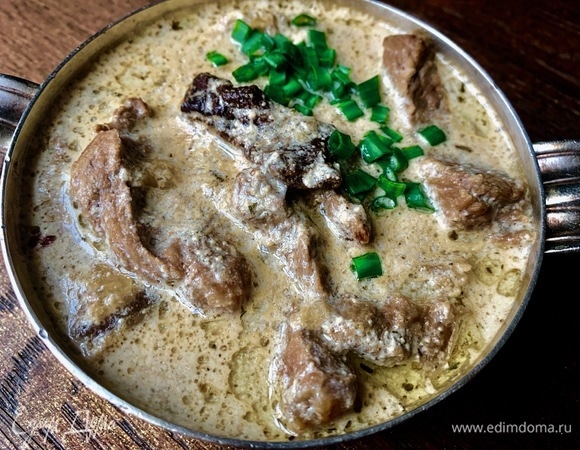 Соус невероятно ароматный! Мясо нежнейшее, отличное сочетание с крутонами, гренками, ржаным хлебом.