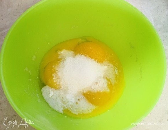 К желткам добавляем остальные ингредиенты и хорошенько перемешиваем. При желании можно снять пленку с желтков, в ней бОльшая концентрация запаха желтка.