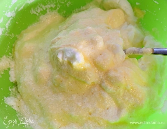 Аккуратно вводим желтковую массу в белки и перемешиваем так, чтобы белки не опали.