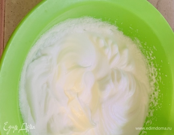 Отделяем белки от желтков. Белки взбиваем минут 5 (можно добавить щепотку соли). Нет необходимости взбивать до острых пиков.