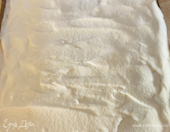 Выкладываем массу на тефлоновую бумагу, разравниваем и отправляем в разогретую до 170°C духовку на 15 минут.