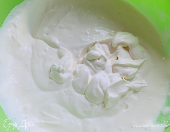 В это время подготавливаем крем: мягкий творог с остальными ингредиентами взбиваем погружным блендером до однородности и гладкости.