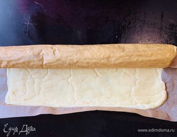 Готовый «бисквит» достаем из духовки и сразу заворачиваем рулетом, чтобы он принял форму.