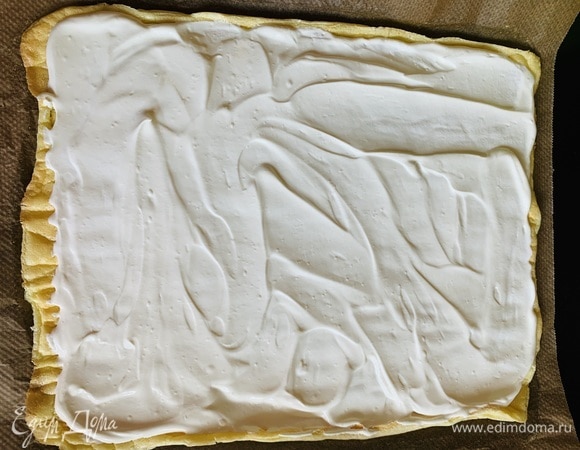 Снова раскрываем, отделяем от бумаги (отделяется очень легко), смазываем кремом.