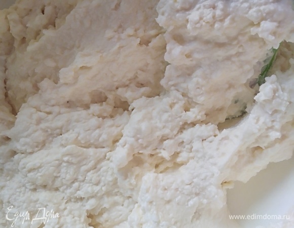 Пробить все блендером. Чем тщательнее это сделать, тем однороднее будет потом десерт.