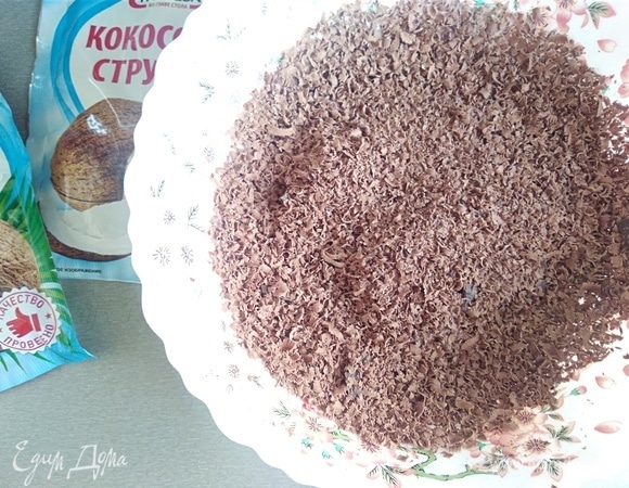 Шоколад натереть на терке. Оставить 10 г шоколада и щепотку стружки для украшения.