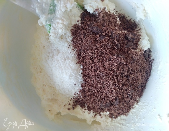 Добавить шоколад и стружку и хорошо перемешать.