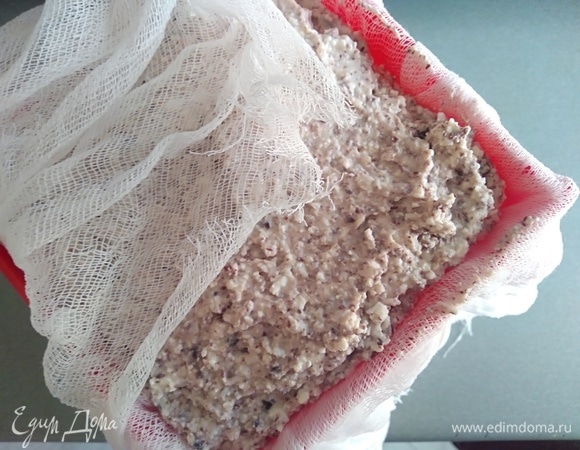 Пасочницу или другую емкость выстелить влажной марлей. Утрамбовать плотно творожную массу, закрыть концами марли.