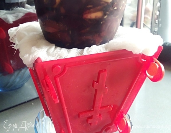 Пасочницу поставить на небольшую миску, чтобы стекла жидкость. Сверху поставить груз. Убрать в холодильник на 8 часов. Перевернуть на тарелку и снять форму и марлю.