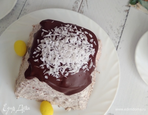 10 г шоколада растопить в микроволновке, вылить сверху на пасху и посыпать стружкой.