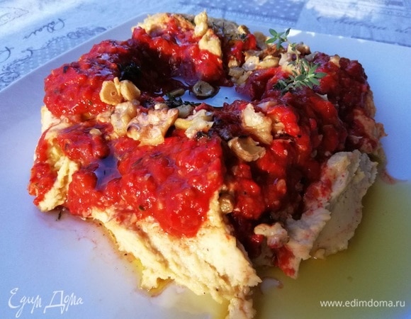 Закуска очень вкусна на гренке из черного хлеба.