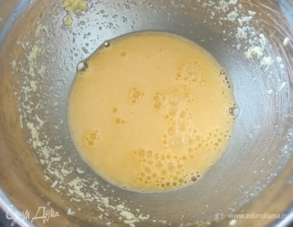 Твердый сыр потереть на терке. Слегка взбить яйца, добавить сыр, соль и сахар. Перемешать.