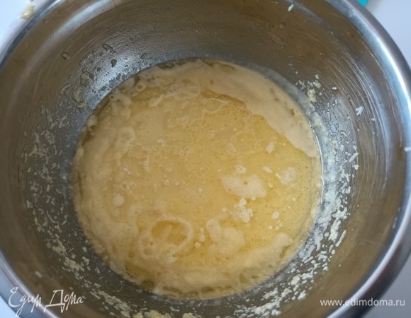 Влить подсолнечное масло и молоко, взбить.