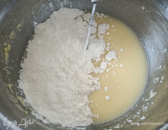 Ввести муку и разрыхлитель. Перемешать.