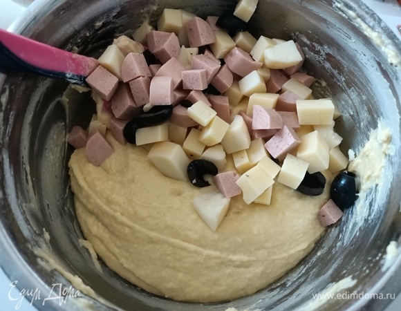 Смешать начинку с тестом.