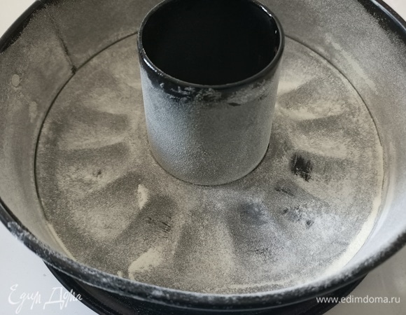 Форму для запекания смазать подсолнечным маслом. Посыпать мукой.