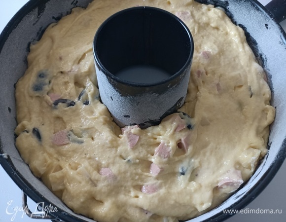 Тесто переложить в форму.