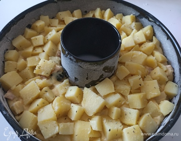 Сверху выложить предварительно нарезанный картофель. Посолить.