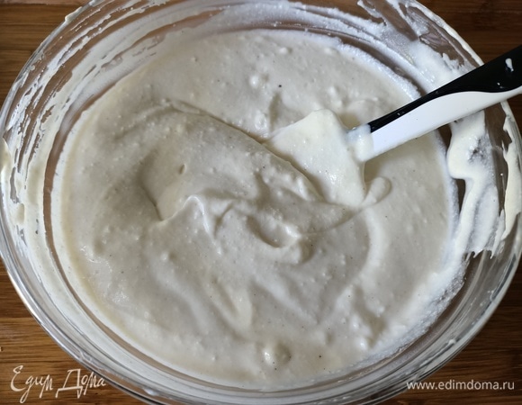 Теперь готовим крем из рикотты. В глубокую миску добавить рикотту, соус башамель, соль, перец и мускатный орех. Перемешать.