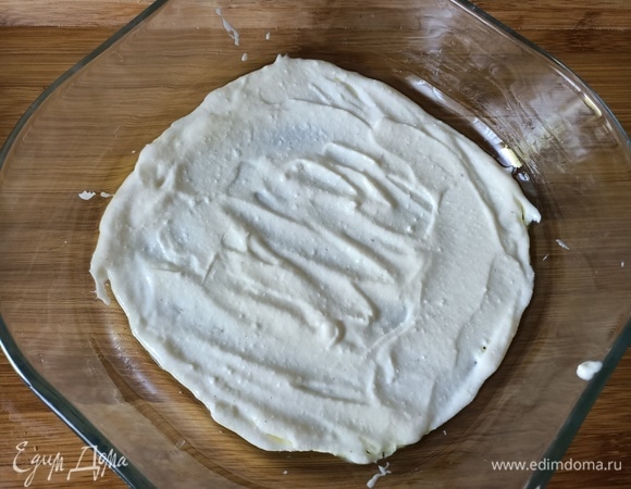 Форму для запекания смазать оливковым маслом. Выложить пару ложек крема.