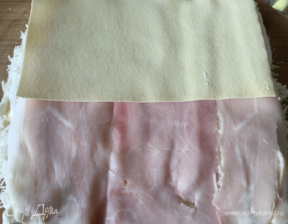 Далее выложить еще один слой листов, расположив их в противоположном направлении первому слою, чтобы они пересекались. И так повторять слой за слоем, чередуя ингредиенты.