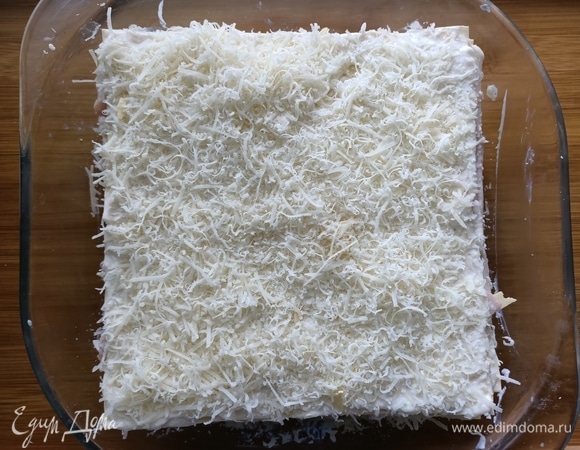 Последним слоем должен быть крем из рикотты и тертый сыр.