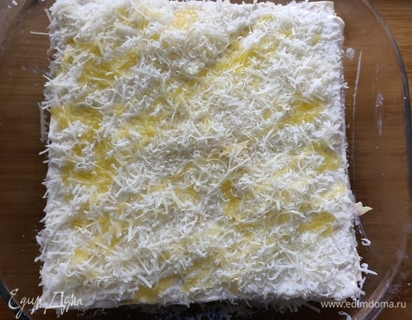 Верх лазаньи полить оливковым маслом. Запекать в предварительно разогретой духовке при 200°С в течение 20 минут.