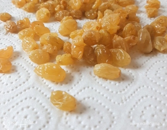 Изюм заливаем горячим крепким чаем (у меня с бергамотом) и оставляем для набухания. Через час сливаем жидкость с изюма и выкладываем на бумажное полотенце, чтобы исчезла ненужная влага. Как вариант, можно залить на ночь изюм или другие цукаты коньяком или ромом.