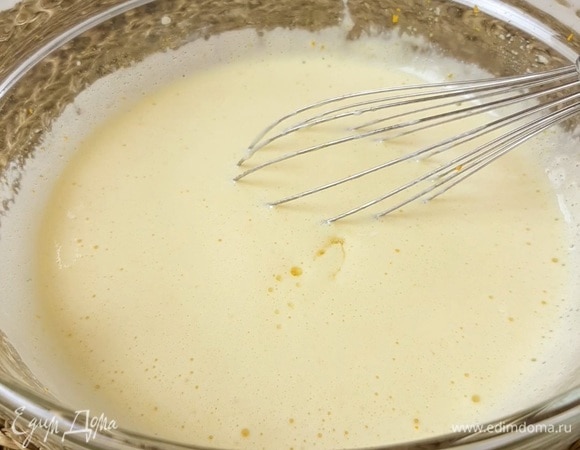 Сливки подогреваем до 40°C, добавляем дрожжи (4 г — это примерно 1 ч. л. с горкой) и сахар. Оставляем минут на 10 для активации дрожжей. В это время миксером взбиваем яйца с сахарной пудрой до пышной пены минуты 4. Натираем цедру апельсина прямо в миску с яичной смесью, чтобы все масла и ароматы попали в наше тесто. Добавляем растопленное, но не горячее сливочное масло и коньяк. Хорошо вымешиваем тесто. Теперь вливаем дрожжевую смесь, размешиваем.