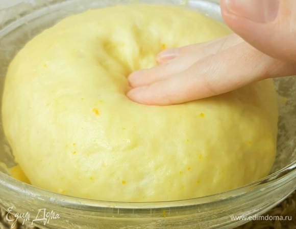 Просеиваем муку. Тесто аккуратно вымешиваем лопаткой. Оно будет очень липкое, но добавлять муку не рекомендую. Просто вымешивайте тесто, и через несколько минут оно станет эластичным и перестанет липнуть. А это значит, что тесто готово. Накрываем миску пищевой пленкой и оставляем тесто на расстойку на 2 часа.
