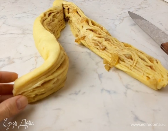 Разрезаем рулет вдоль пополам, но не до конца.