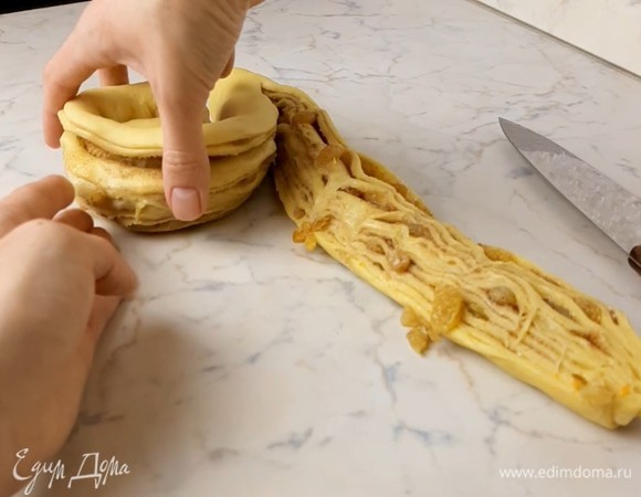 Скручиваем улиткой разрезом наружу одну часть рулета.