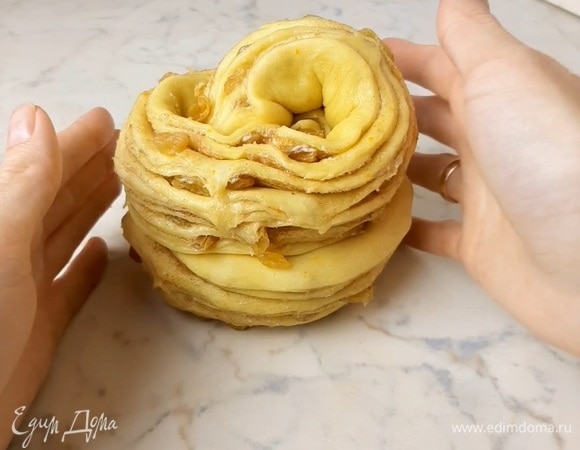 Вторую часть укладываем сверху, поворачивая рулет разрезом наружу. Кончик заправляем вовнутрь. Перекладываем кулич в форму диаметром 13 см и оставляем на расстойку на 1 час. Выпекаем в хорошо прогретой духовке при 190°C около 35–40 минут. Верх я сразу прикрыла фольгой и убрала ее только за 5 минут до готовности, чтобы верх дорумянился.