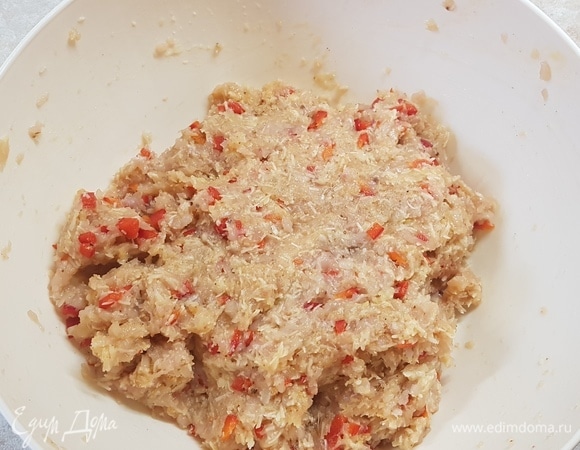 Сыр натереть на мелкой терке. Из куриного филе сделать фарш при помощи мясорубки. Болгарский перец нарезать мелким кубиком. Смешать фарш, сыр, перец, добавить яйцо. Вымесить до однородности. Посолить по вкусу.