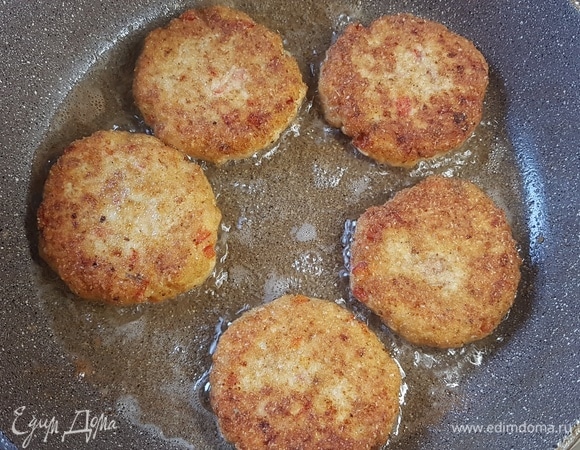 Сформировать котлеты, обвалять в панировочных сухарях. Жарить на маленьком огне до румяной корочки.